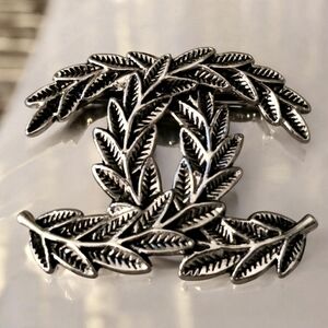 Silver Wreath Brooch